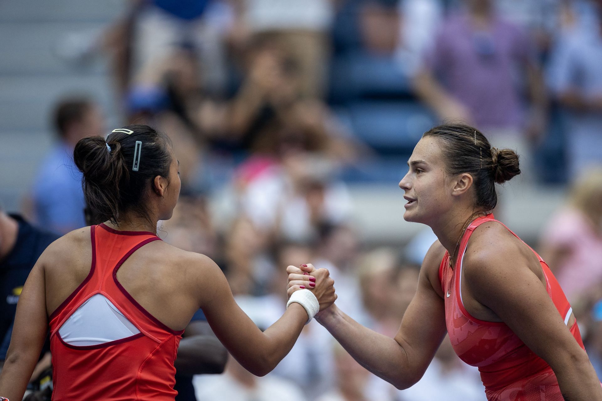 Zheng Qinwen (L) and Aryna Sabalenka (R) (Image via Getty)