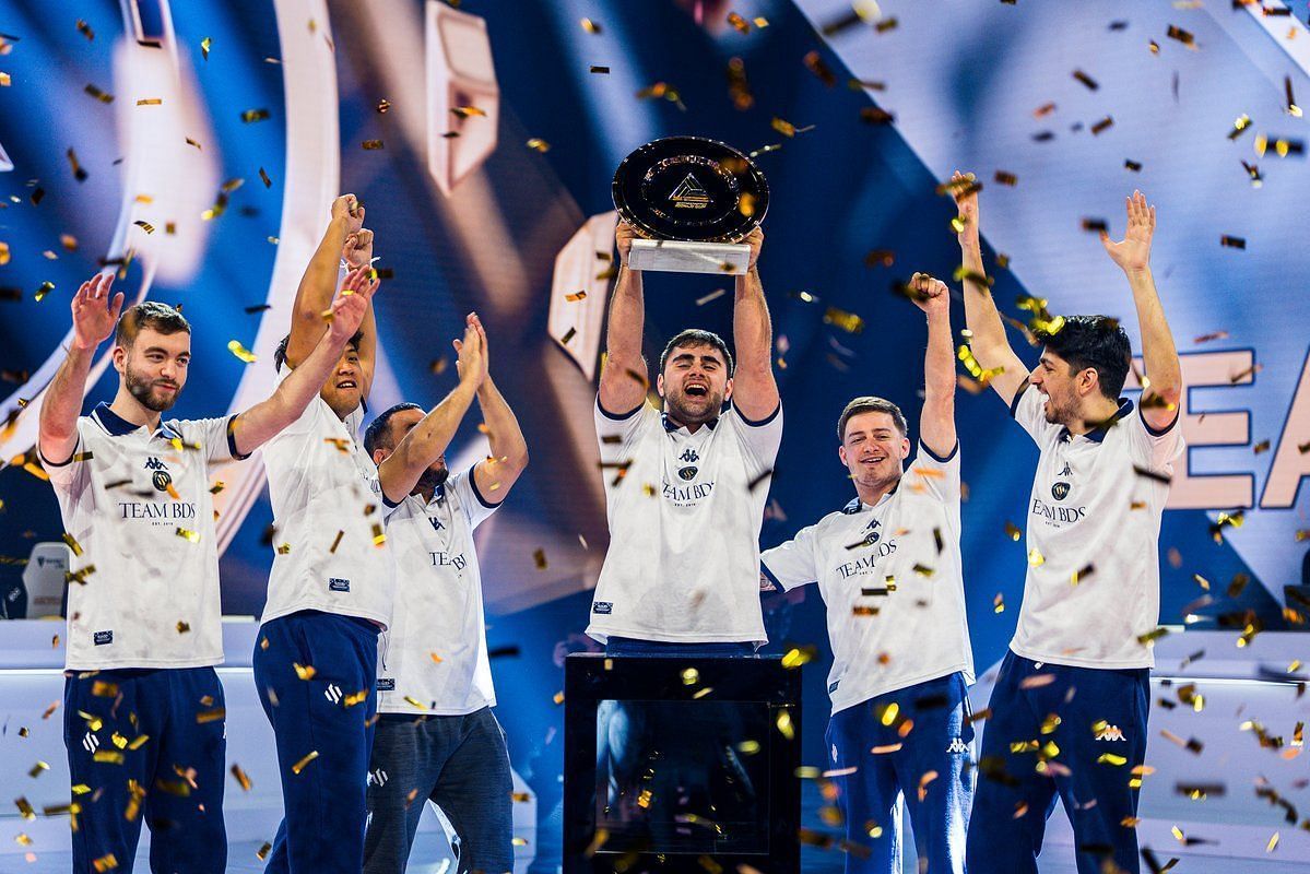 Team BDS lifts the Rainbow Six trophy at EWC 2024 (Image via EWC)