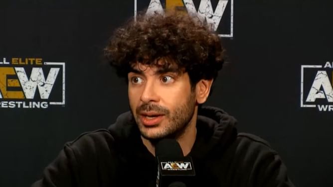 AEW told top female star to stop kissing on live TV