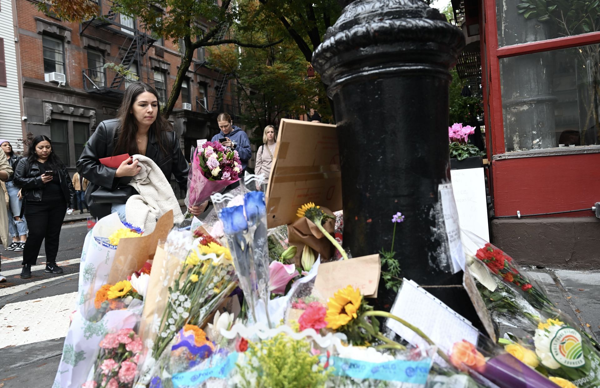 People pay tributes to &#039;Chandler Bing&#039; of &#039;Friends&#039; (Image via Getty)