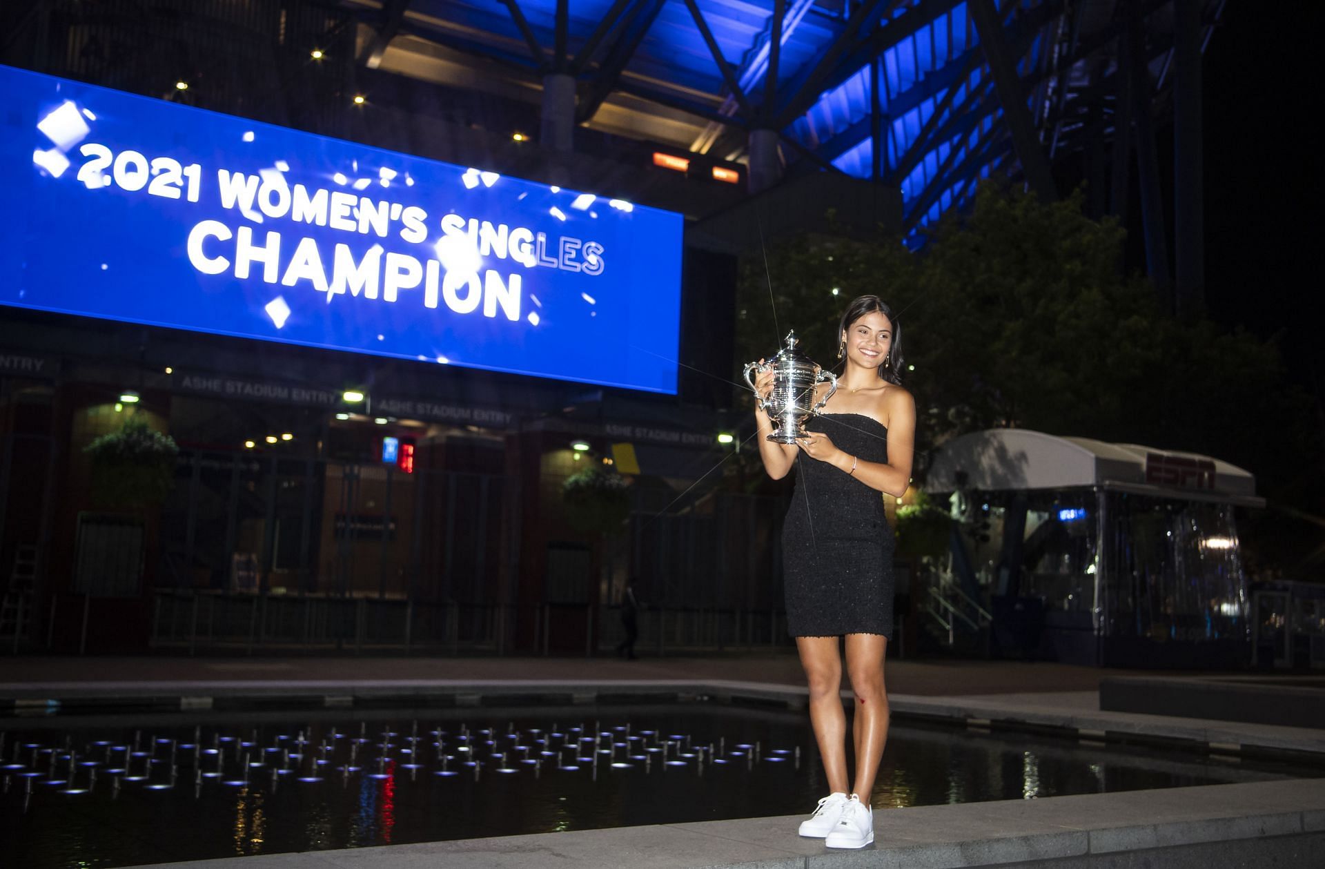 Emma Raducanu holds the 2021 US Open women&#039;s singles trophy. (Getty)