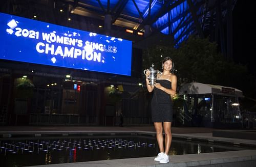 Emma Raducanu holds the 2021 US Open women's singles trophy. (Getty)