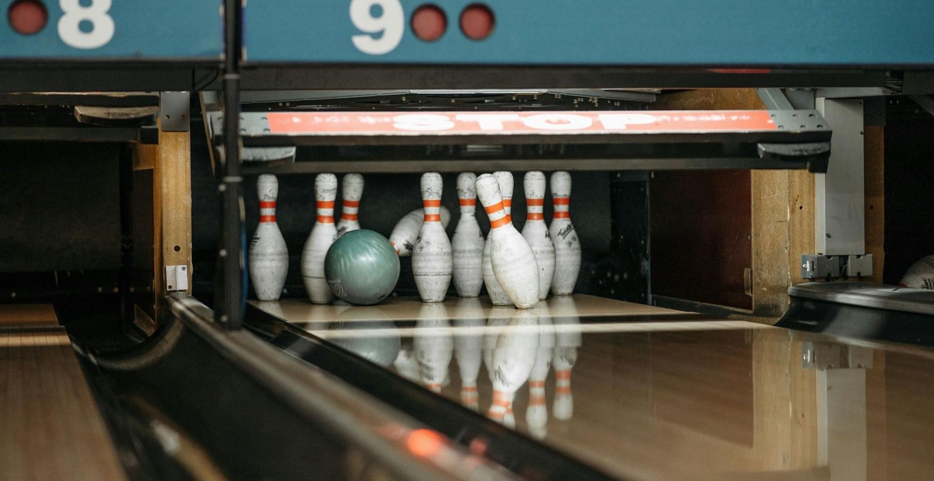 Outside the bowling alley, Melissa had a debated conversation (Image via Pexels/Pavel Danilyuk)