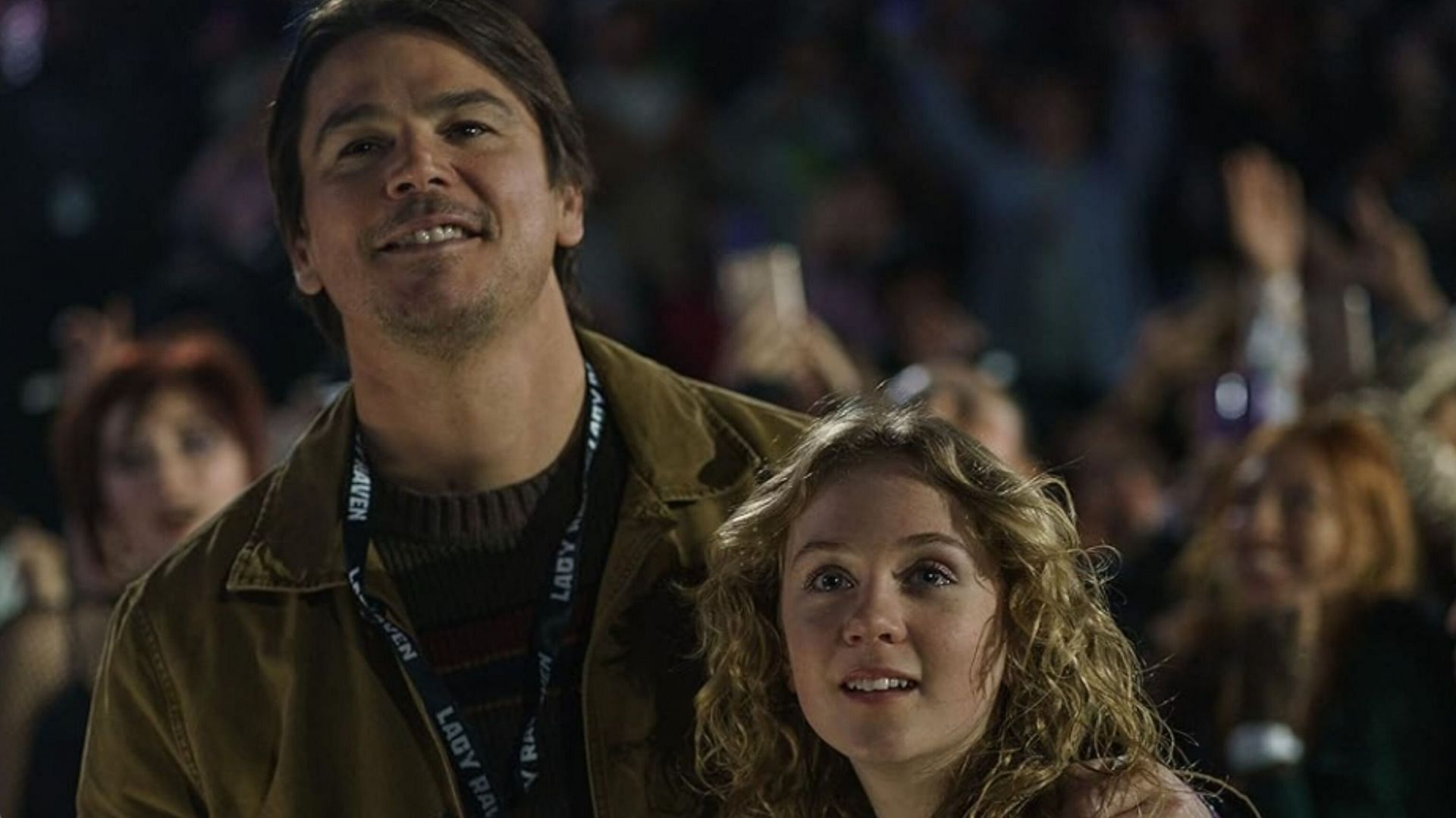 Josh Hartnett and Ariel Donoghue (image via Warner Bros. Pictures)