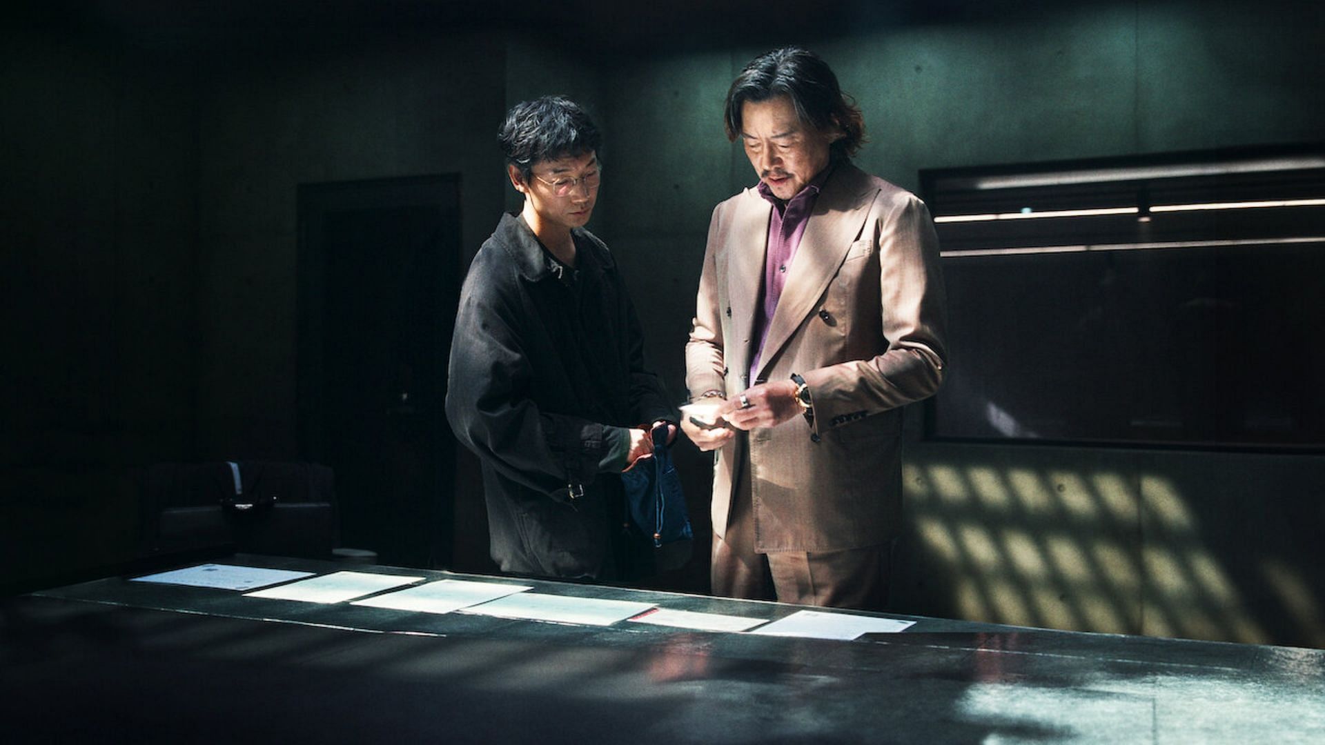 Still from Tokyo Swindlers (Image via Netflix)