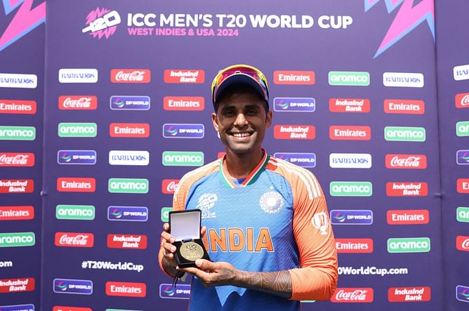 [Watch] Suryakumar Yadav chats with young Tamil Nadu players after Mumbai vs TNCA XI match in Buchi Babu tournament