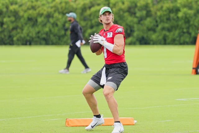 Kenny Pickett fails to impress fans during his Eagles debut: "You are a  backup forever!"