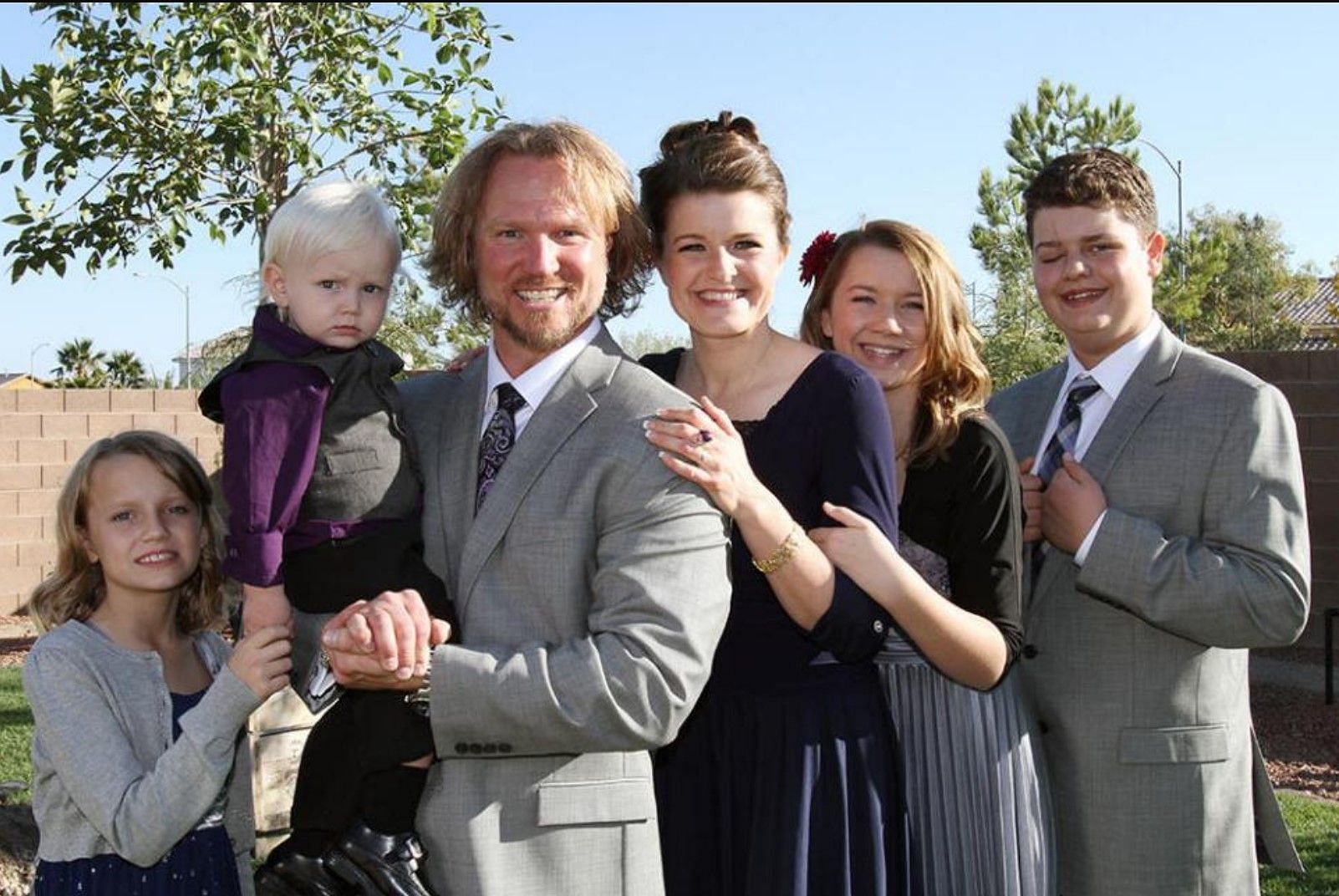 Kody and Robyn with their kids on Sister Wives (Image via TLC)