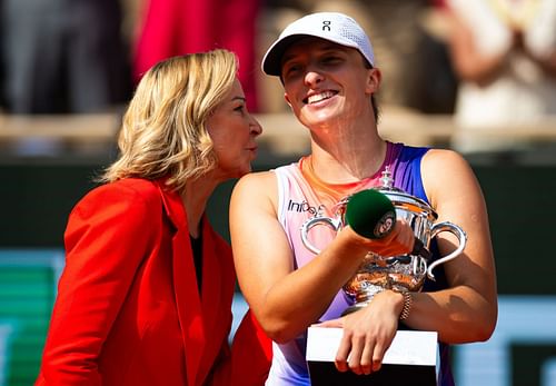 Chris Evert with Iga Swiatek after the French Open 2024 final (Source: Getty)