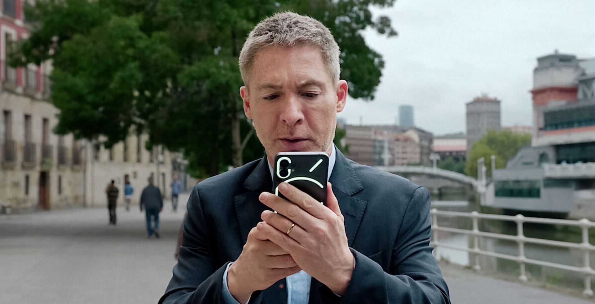 Adri&aacute;n Suar as Carlos (Image via Netflix)