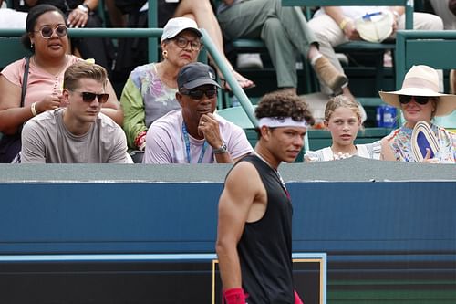 Ben Shelton's watches his son on court [Image via Getty]