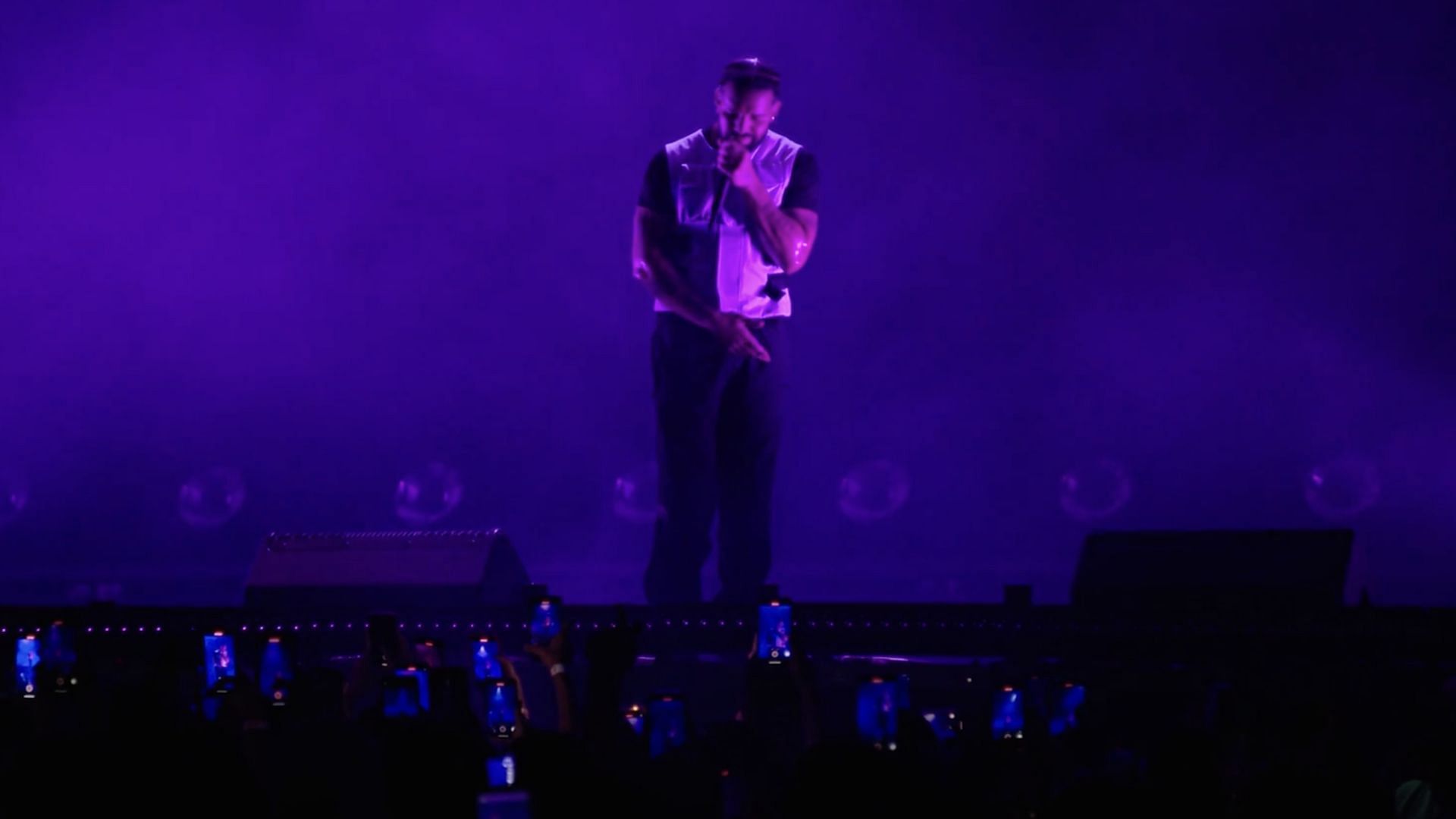 A clip of Drake performing at his 2022 OVO Fest uploaded to &quot;100 Gigs For Your Headtop&quot; (Image via 100gigs.org)