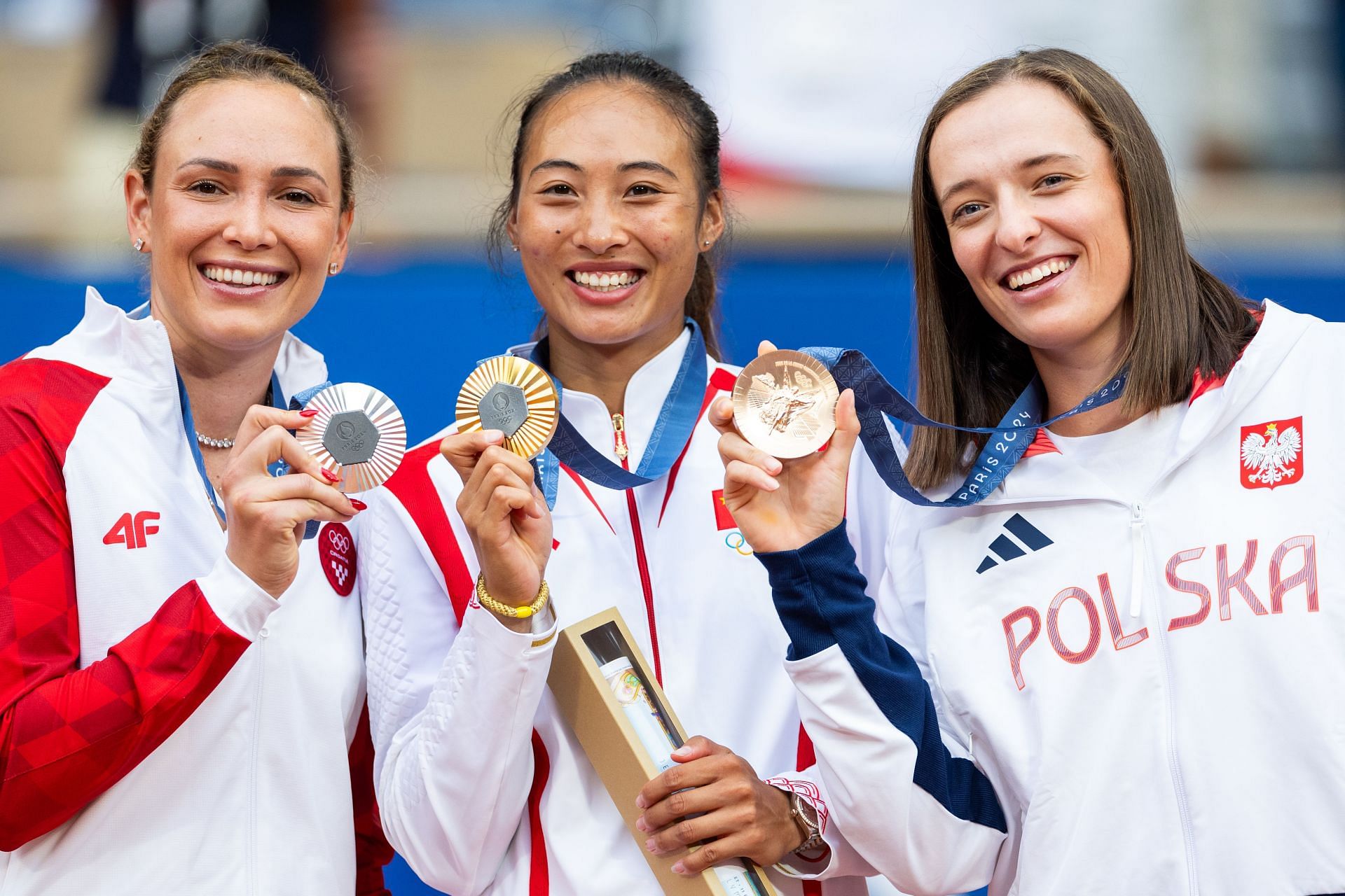 From left to right: Donna Vekic (Silver), Zheng Qinwen (Gold), Iga Swiatek (Bronze) (Source: Getty)