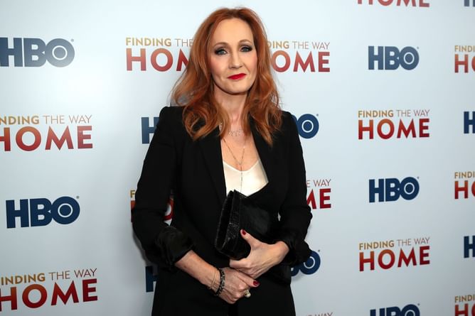 "The wall mold symbiote went into its next stage"- Internet reacts as JK Rowling renews attack on Imane Khelif in her latest tweet