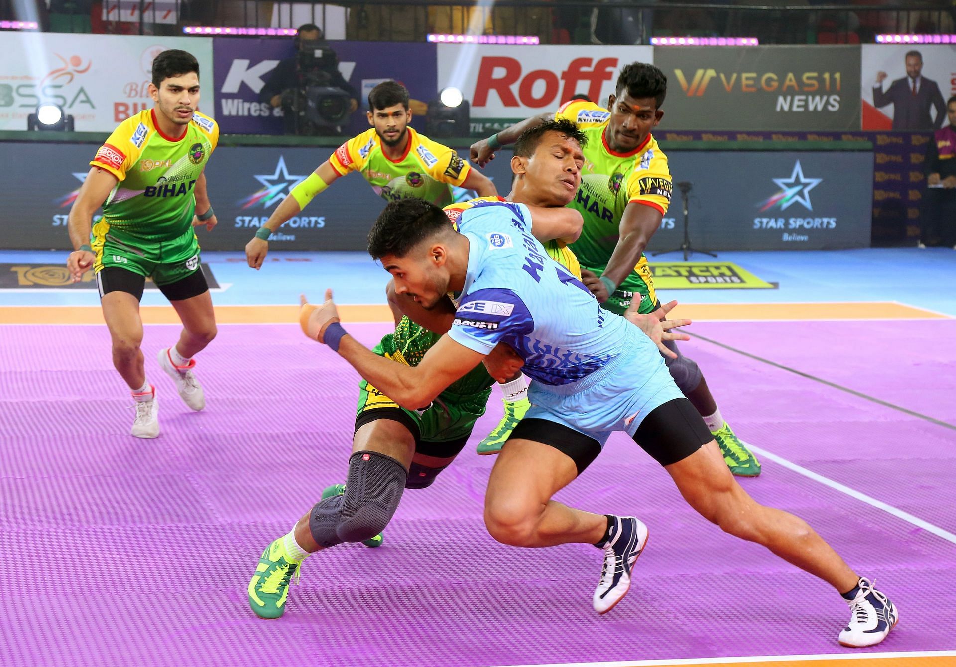 Nitin in action during a raid for Bengal Warriorz in PKL 10 (Image via: PKL)