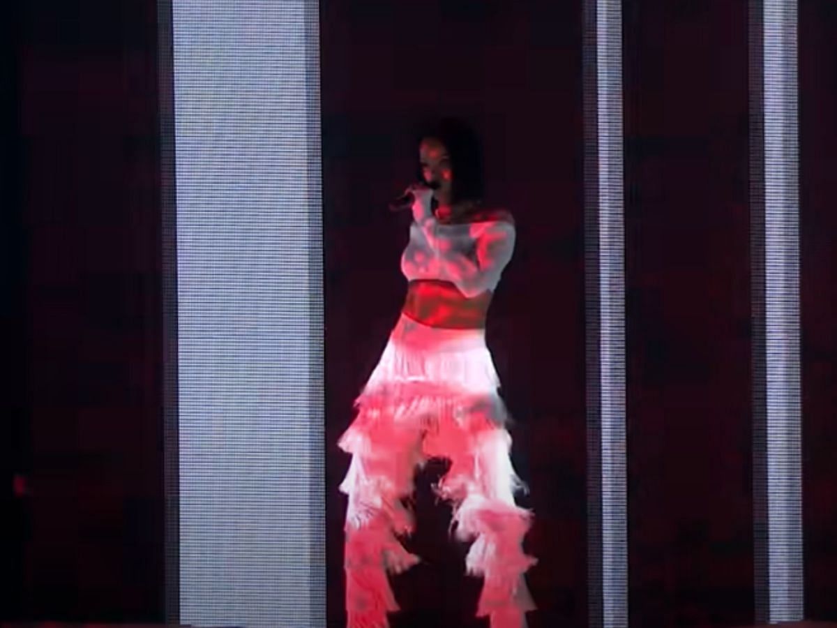 Work performance at the Brits Award in 2016 (Image via YouTube/Rihanna)