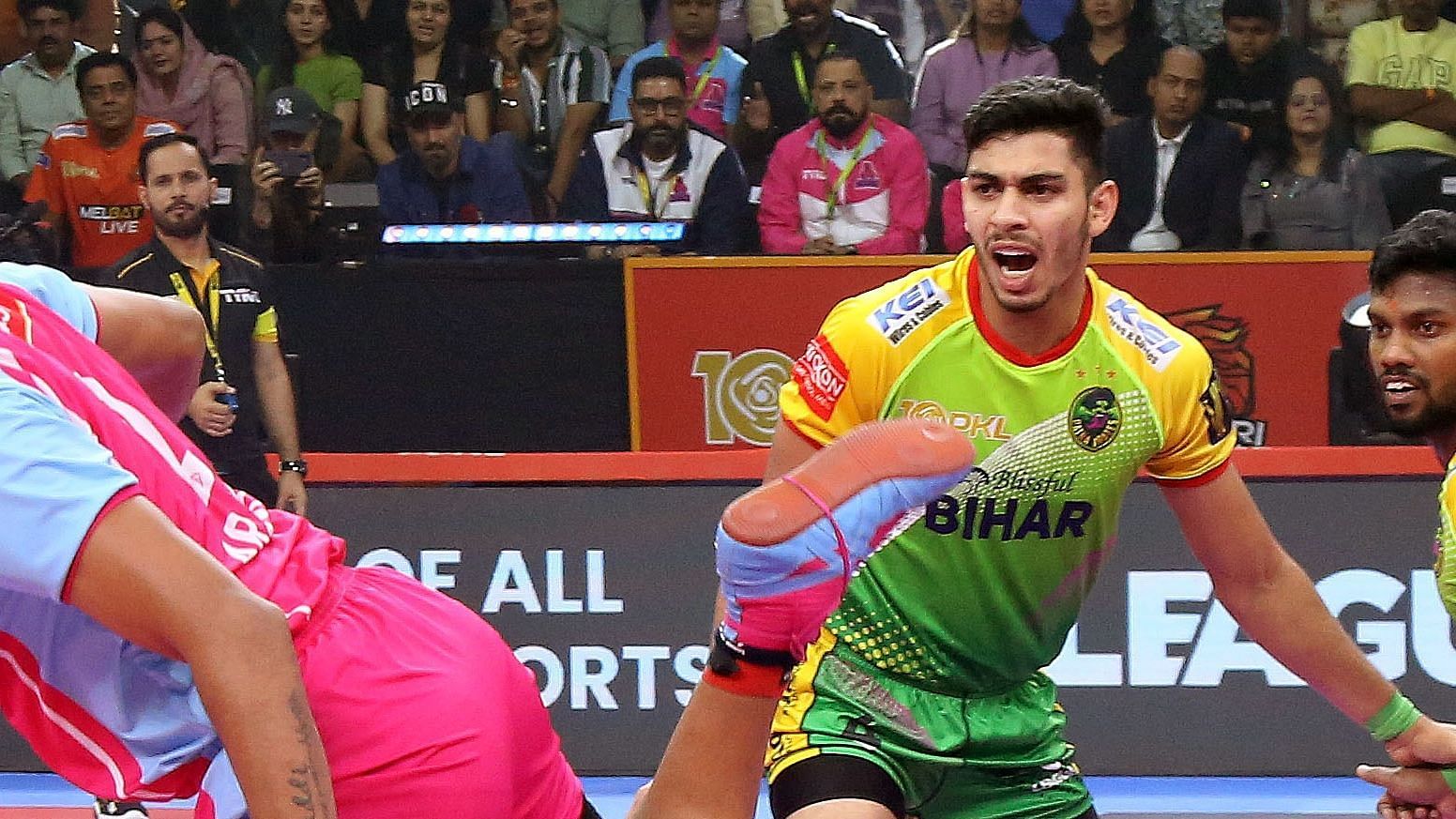 Krishan Dhull playing for the Patna Pirates against the Jaipur Pink Panthers in PKL 10 (Image via PKL Media)