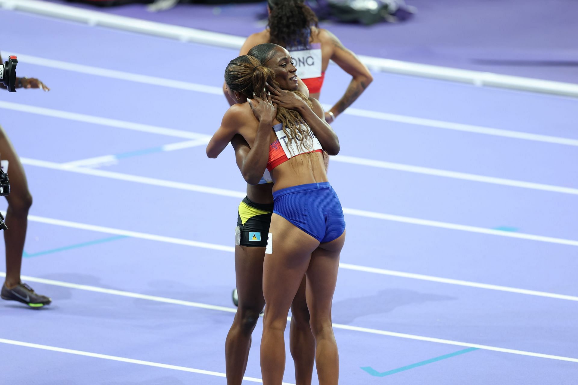 Gabby Thomas of USA hugs Julien Alfred of Saint Lucia after winning the 200m finals at Paris Olympics 2024 [Image Source: Getty]