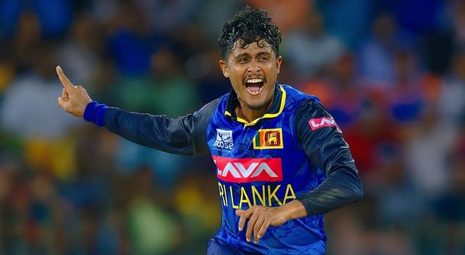 [Watch] Jeffrey Vandersay bamboozles Riyan Parag in IND vs SL 3rd ODI