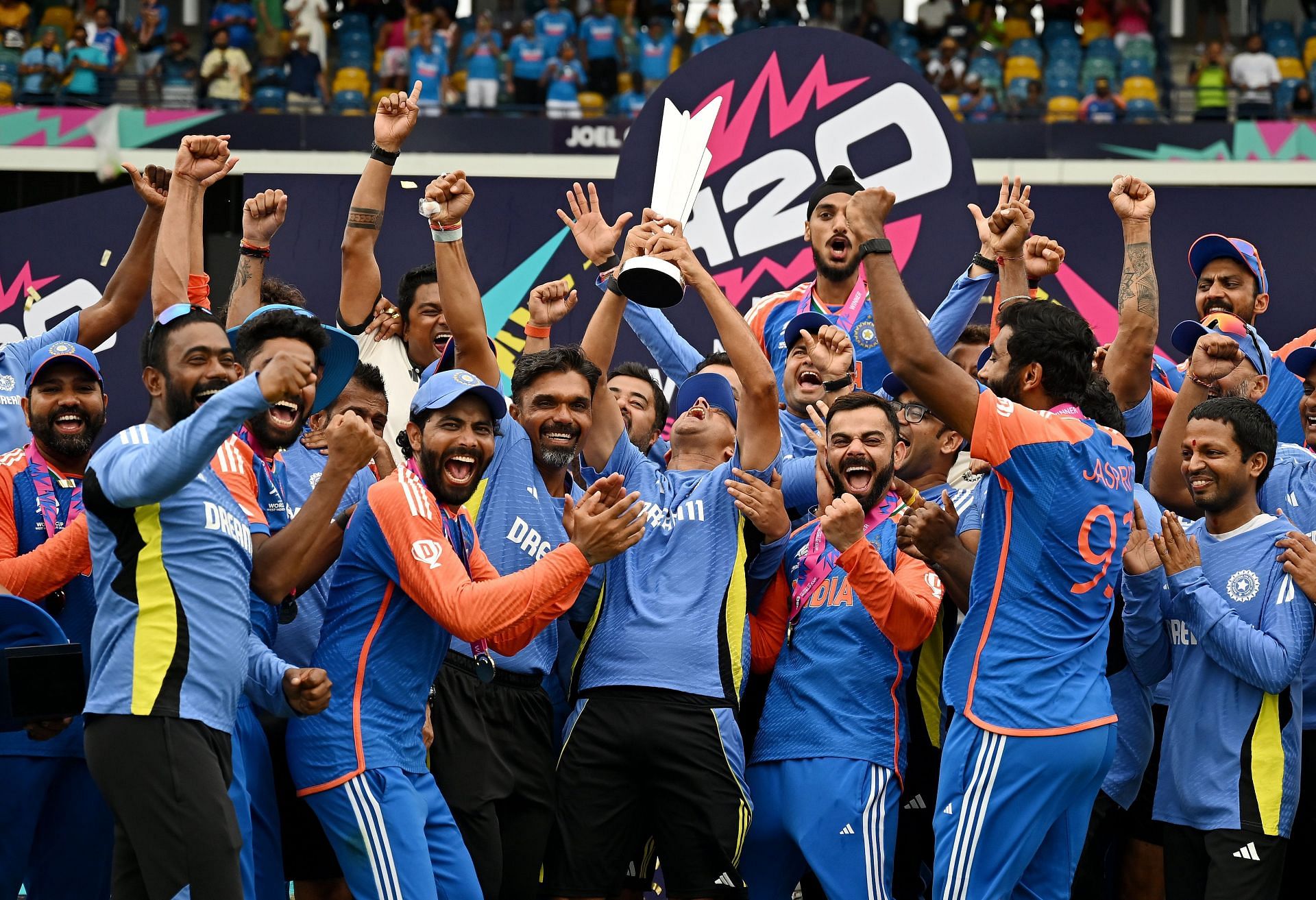 The Indian team lifts the 2024 T20 World Cup trophy (Image Credits: Getty Images)