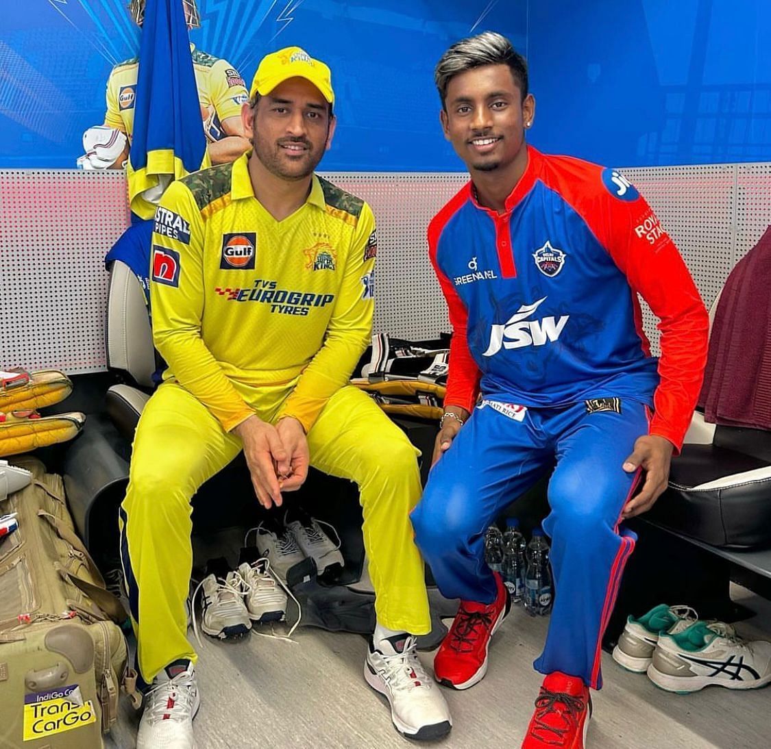 Abishek Porel clicks a picture with <a href='https://www.sportskeeda.com/player/ms-dhoni' target='_blank' rel='noopener noreferrer'>MS Dhoni</a> during IPL 2023