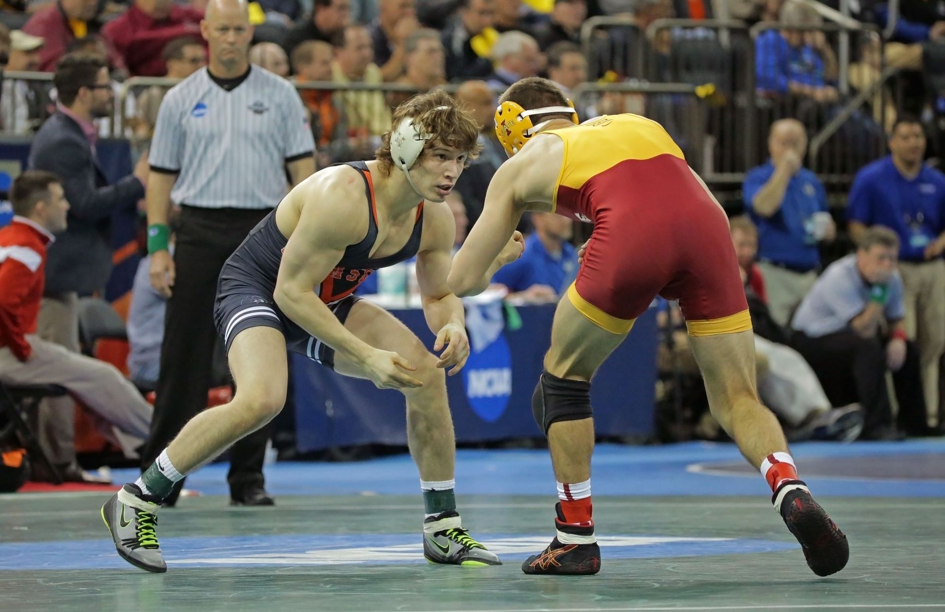 Alex Dieringer (L) at the 2016 NCAA Wrestling Championships (Image Source: Getty)