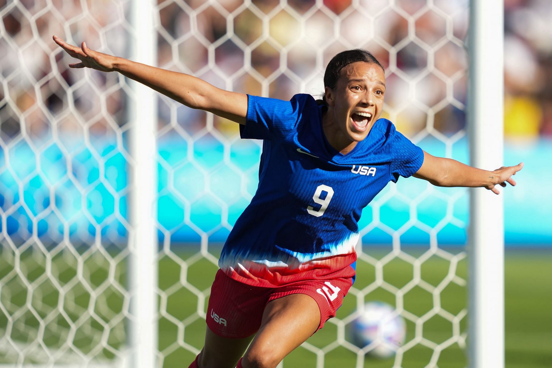 Mallory Swanson in the national kit (Image via Getty)