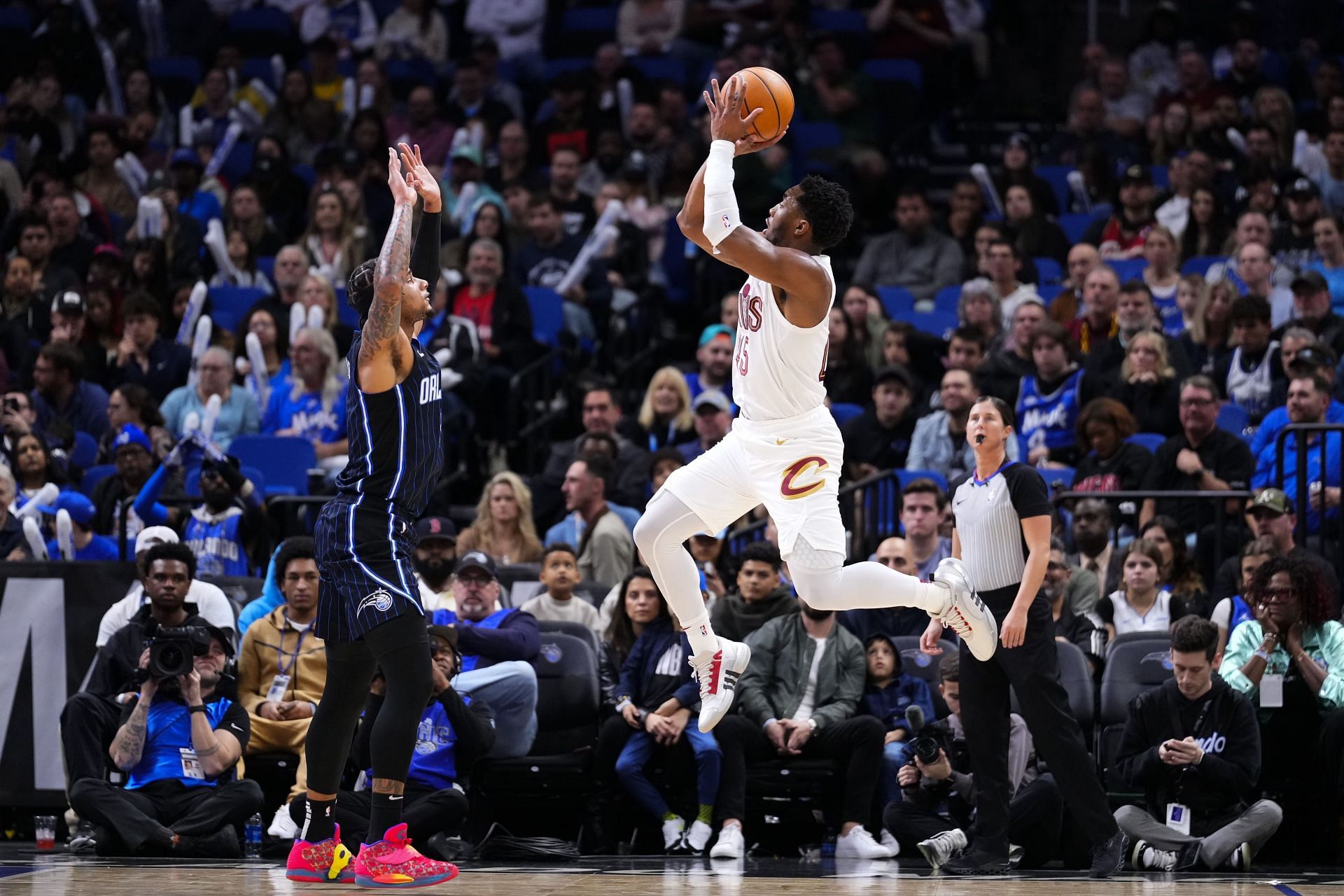 Mitchel goes for a shot (Image via Getty)