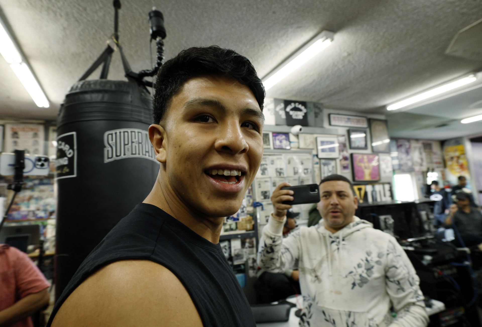 What is Jaime Munguia's boxing record?