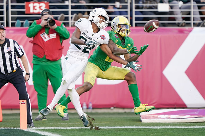 Who are the Oregon vs. MI State game announcers tonight on FOX? All you need to know about Week 6 game’s coverage team