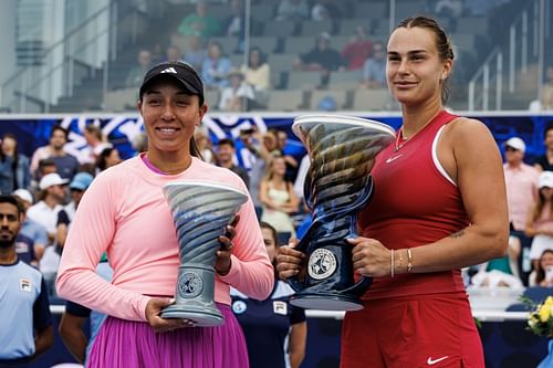 Jessica Pegula (L) and Aryna Sabalenka during the trophy presentation ceremony at the 2024 Cincinnati Open women's singles final | Getty Images