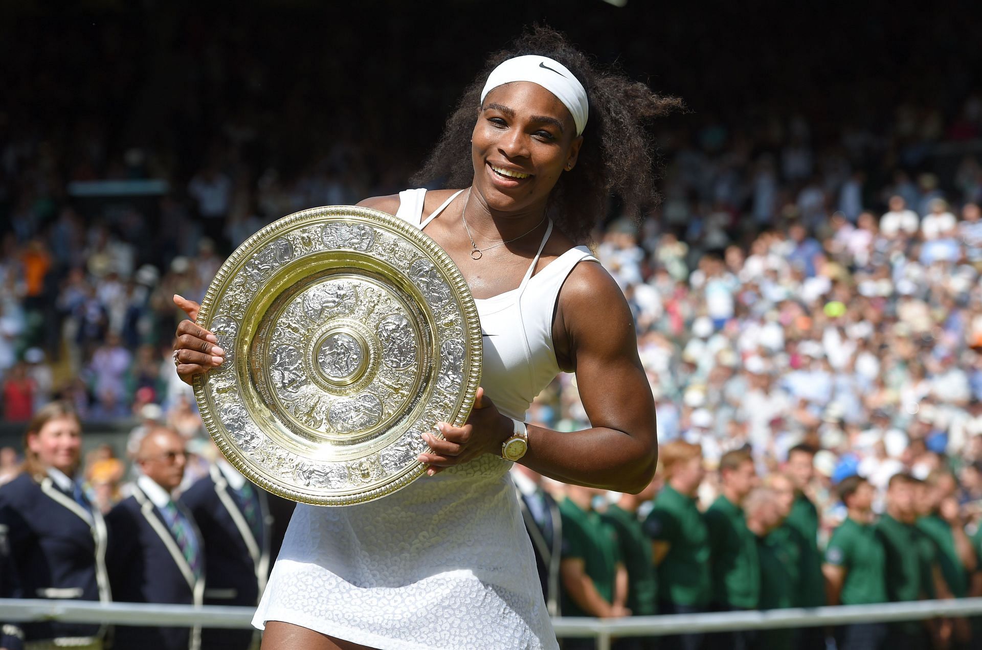 Serena Williams with her Wimbledon 2015 trophy (Image via Getty)