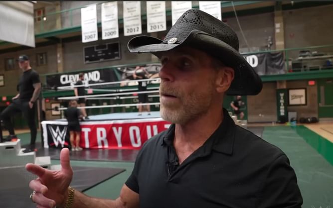 Shawn Michaels sends 3-word message as he poses next to WWE's newest blockbuster signing