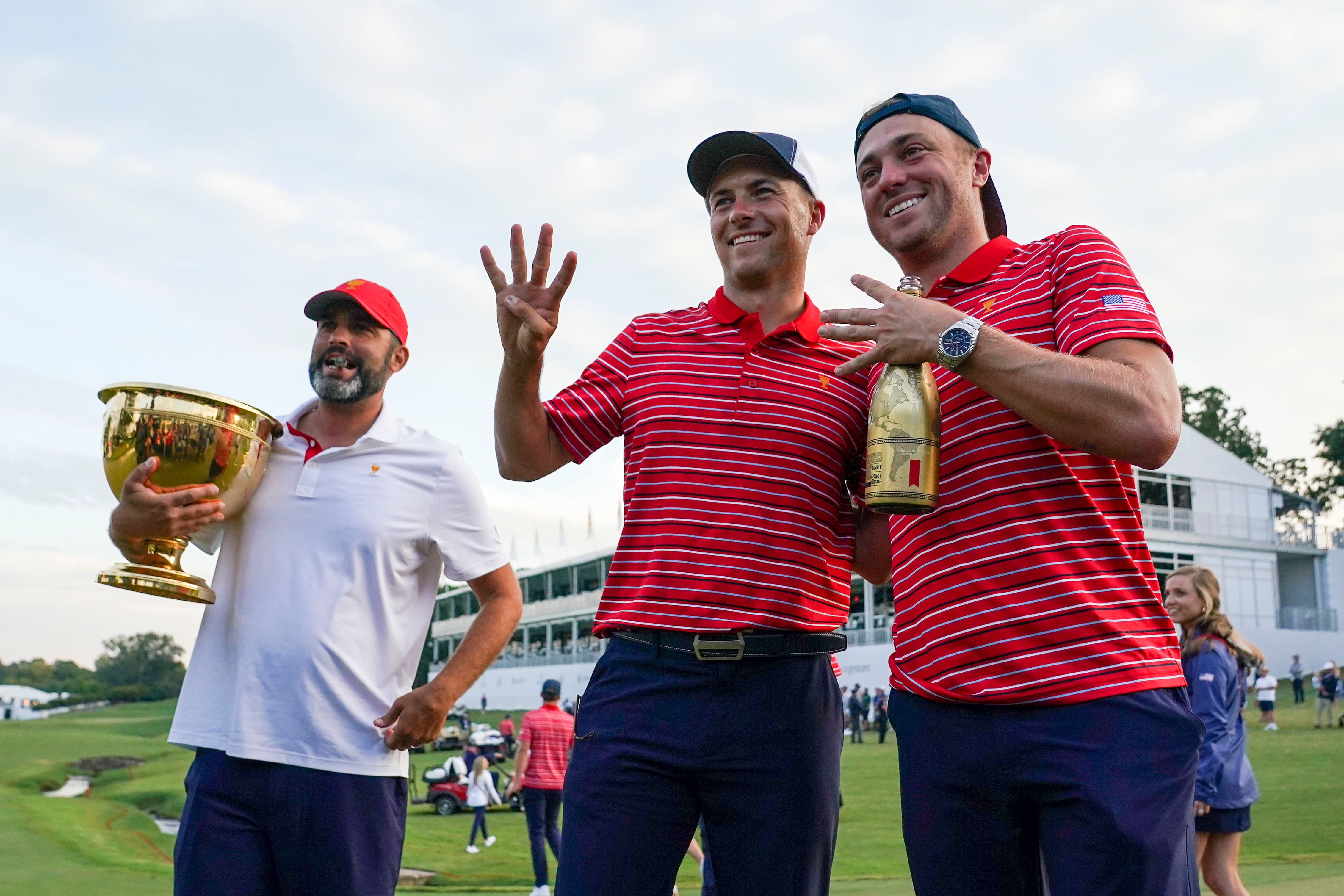 Jordan Spieth (center) at the 2022 Presidents Cup (Image via Imagn)