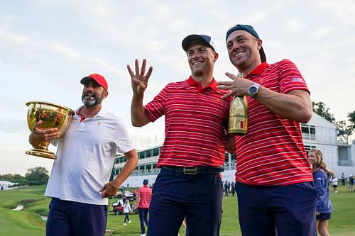 Jordan Spieth (center) at the 2022 Presidents Cup (Image via Imagn)