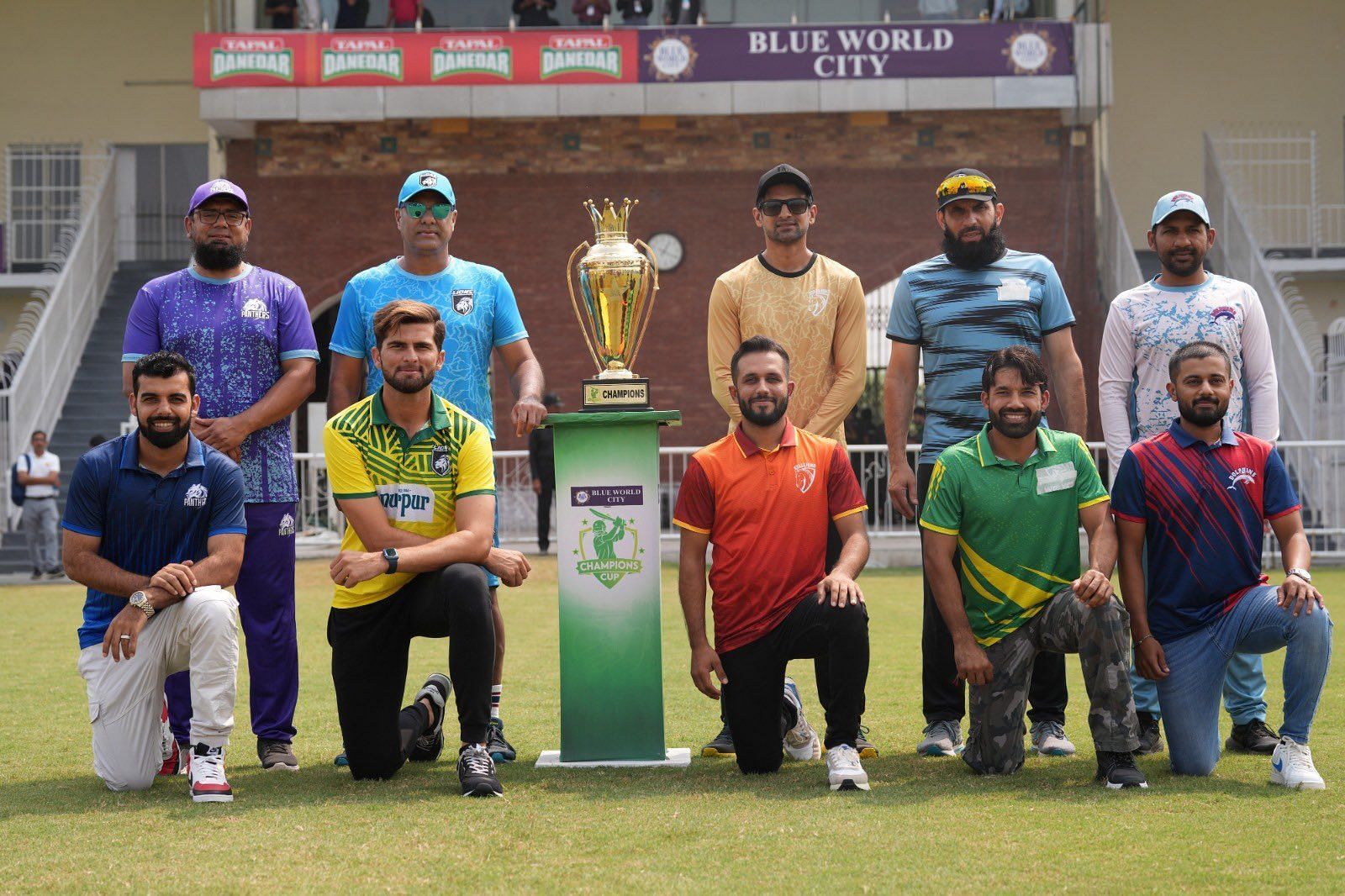 The captains and mentors of each of the teams in the PSL posing with the trophy. [PCB on X]