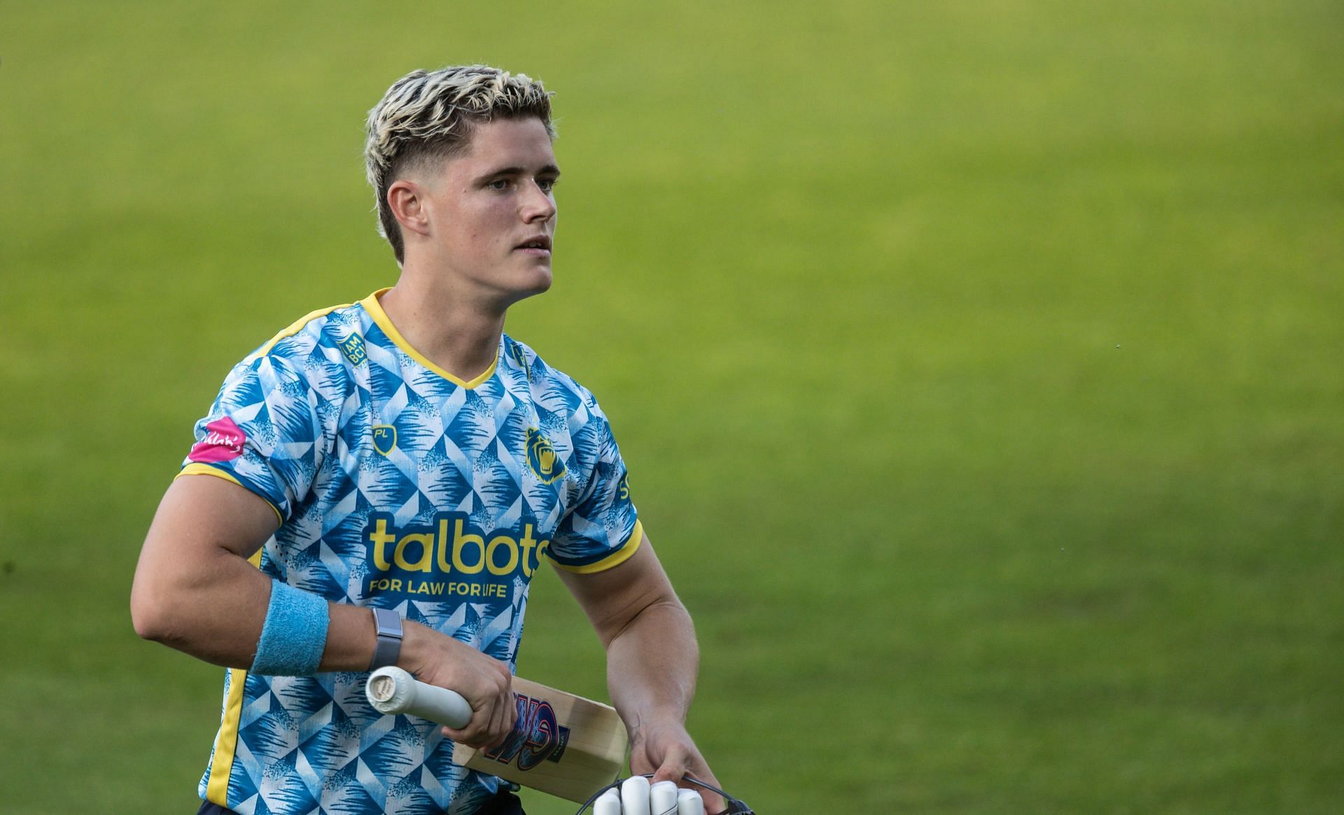 Jacob Bethell of Birmingham Bears acknowledges the applause at the end of his innings of 56 runs not out during the T20 Vitality Blast match between Birmingham Bears and Northamptonshire Steelbacks.