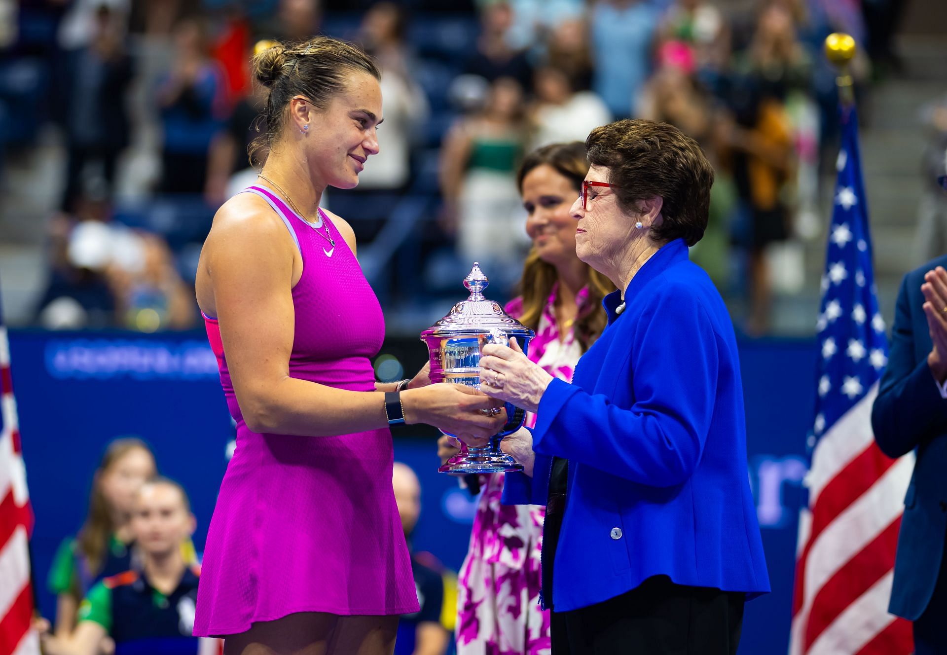 Aryna Sabalenka receives the US Open champions trophy from Billie Jean King. (Image: Getty)