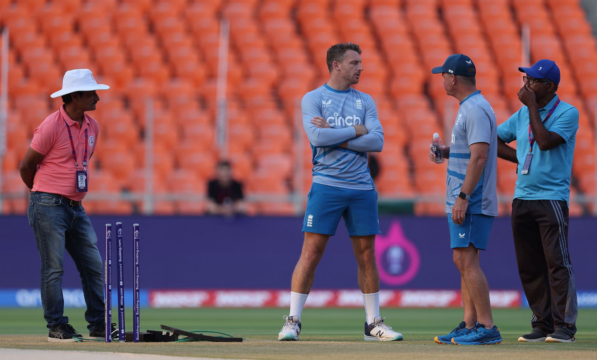 Skipper Jos Buttler and head coach Mott during 2023 ODI World Cup [Credit: Getty]