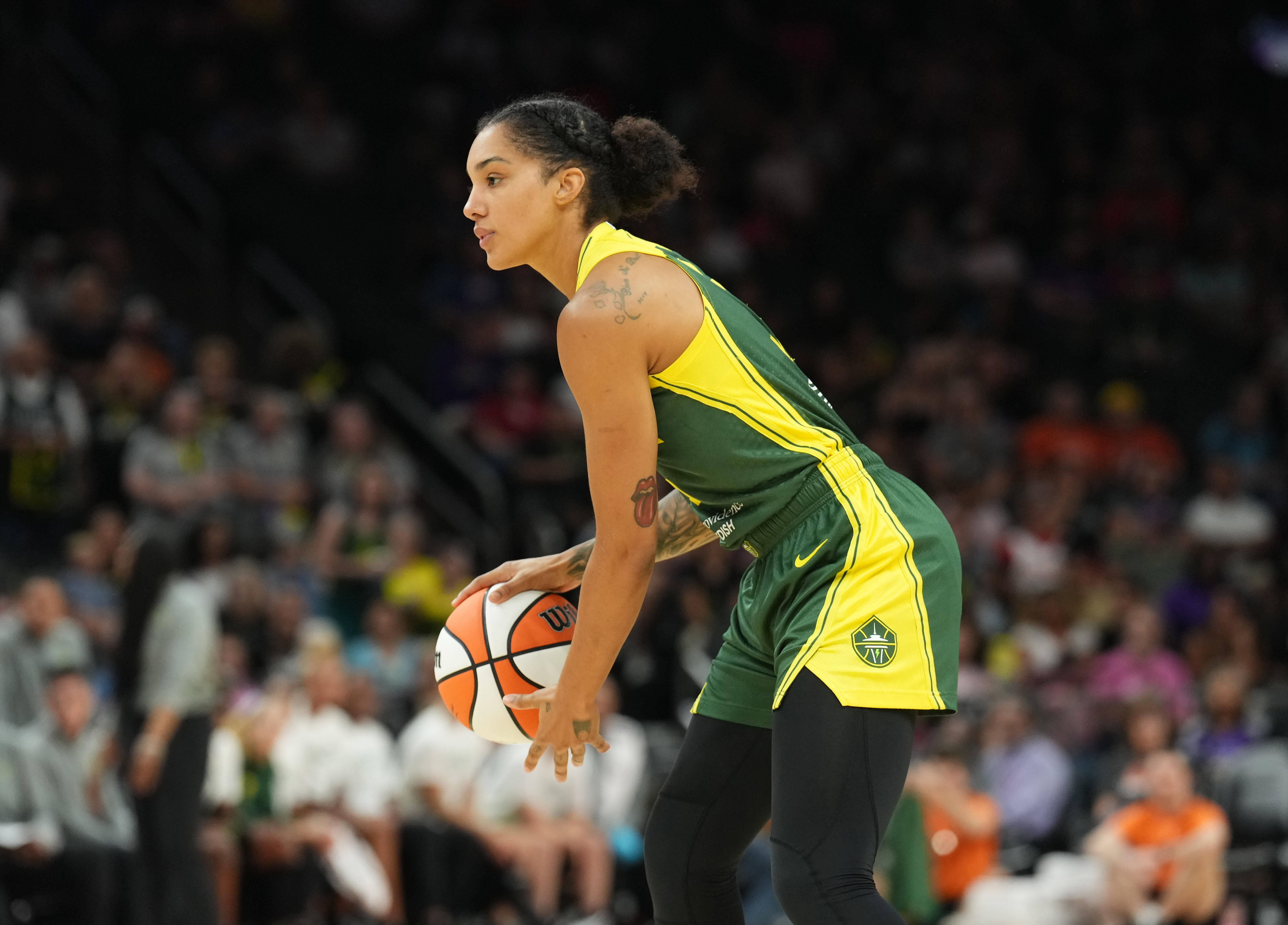 Seattle Storm forward Gabby Williams dribbles against the Phoenix Mercury at Footprint Center. Photo Credit: Imagn