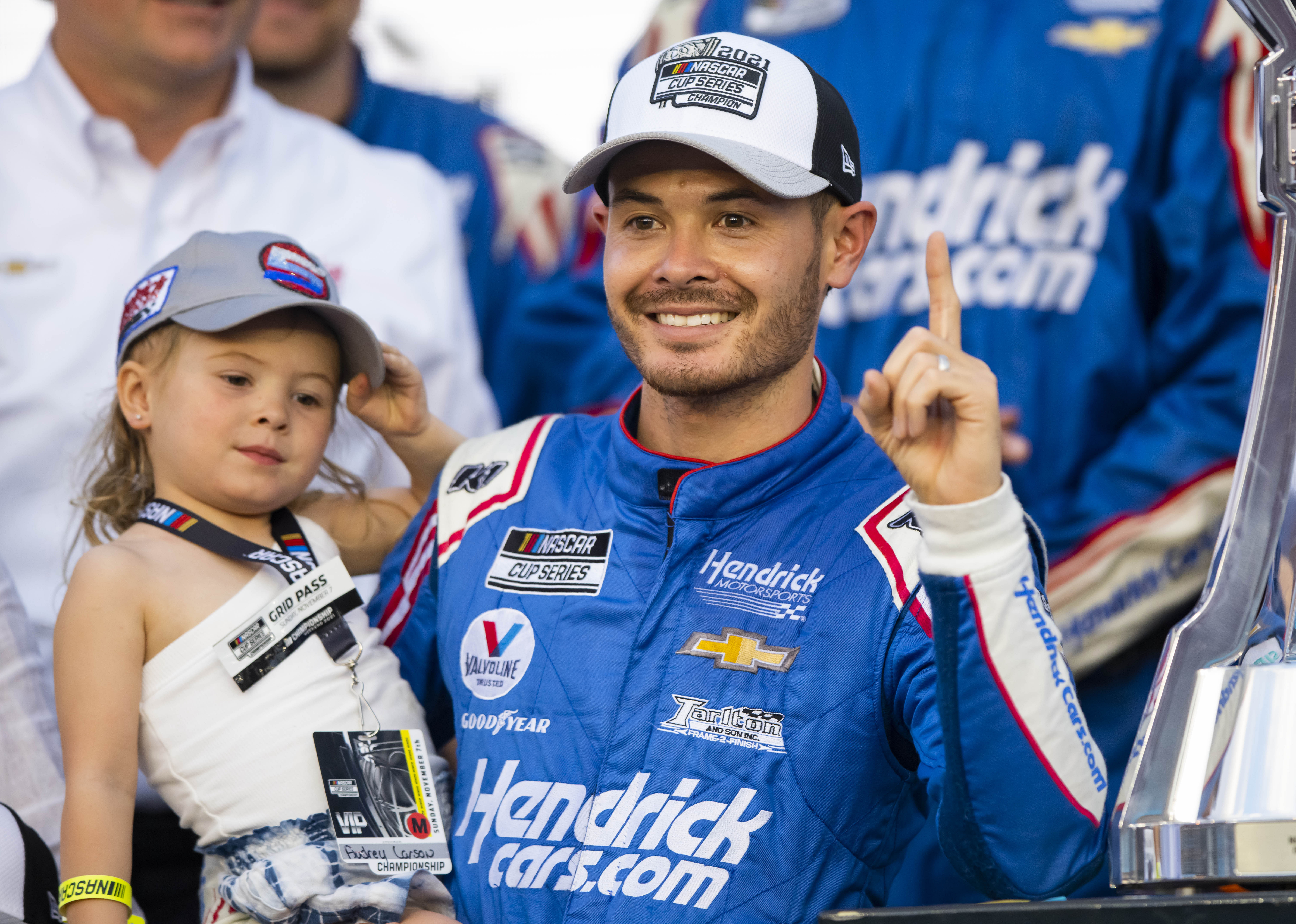 Kyle Larson with his daughter (Source: Imagn)