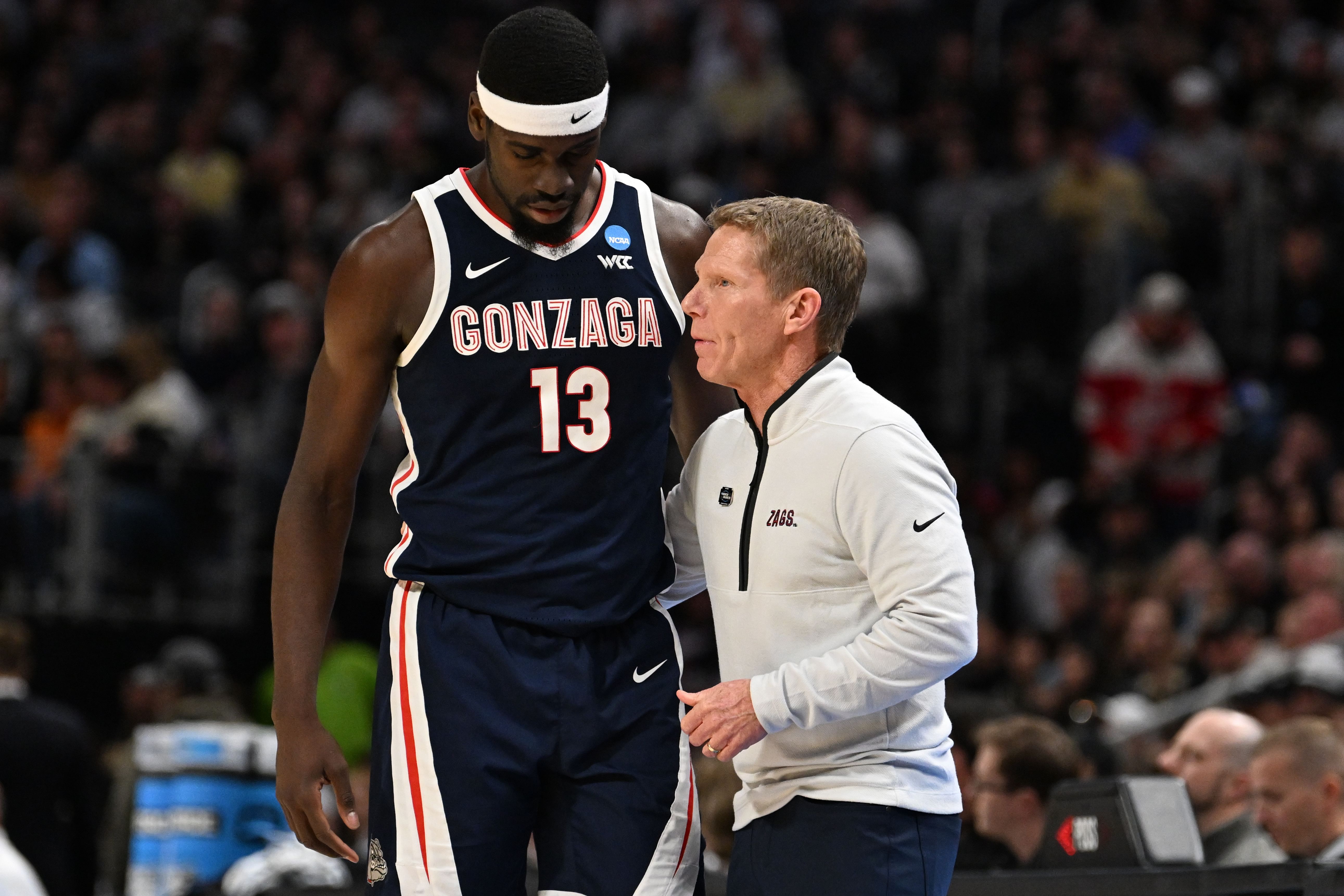 Gonzaga center-forward Graham Ike talks to coach Mark Few (Image Source: IMAGN)