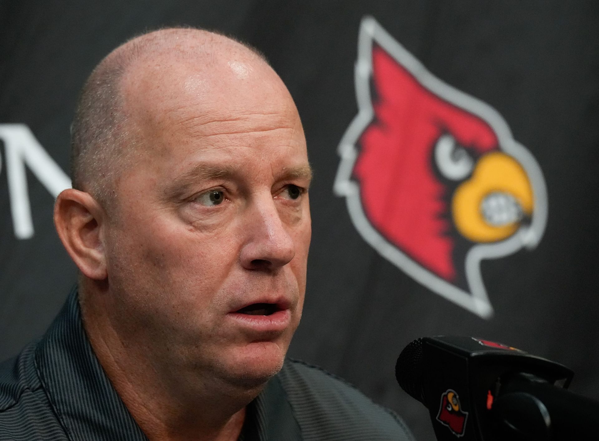 Louisville coach Jeff Brohm, whose &lt;a href=&#039;https://www.sportskeeda.com/college-football/louisville-cardinals-football&#039; target=&#039;_blank&#039; rel=&#039;noopener noreferrer&#039;&gt;Cardinals&lt;/a&gt; broke into the Top 25 and earned a spot in our AP poll Top 25 Week 2 winners and losers. (Photo Credit: IMAGN)