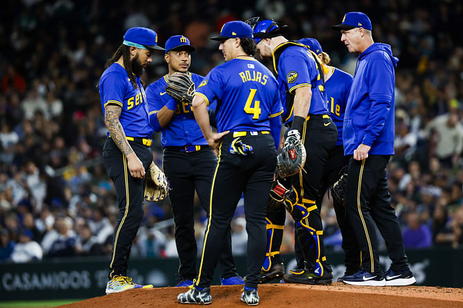 "Dumbest decision in baseball history" - Mariners fans mock team's 'audacious' attempt to steal home with bases loaded against Yankees