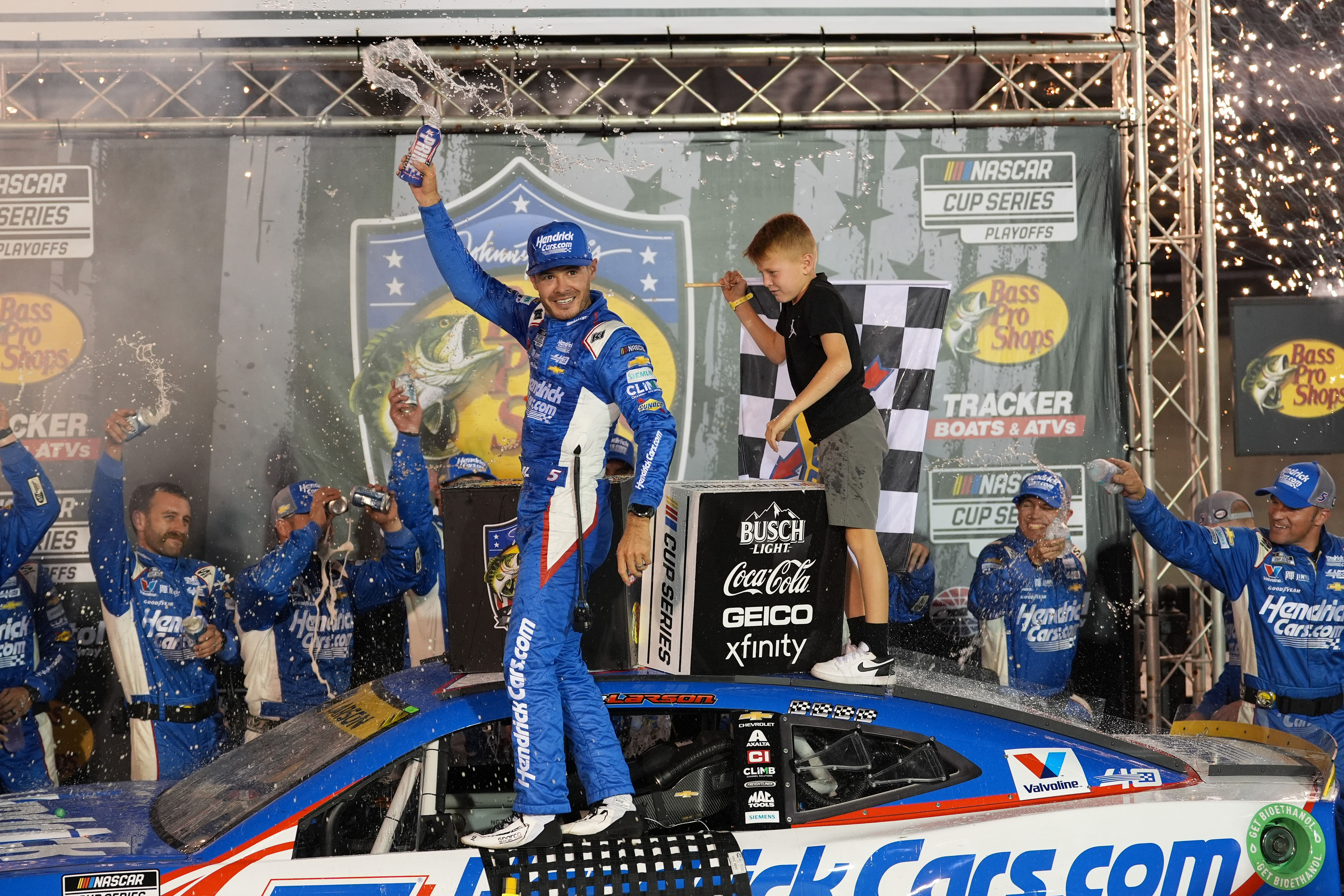 Kyle Larson (5) and his son Owen after winning the Bass Pro Shops Night Race at Bristol Motor Speedway. Mandatory Credit: Randy Sartin-Imagn Images