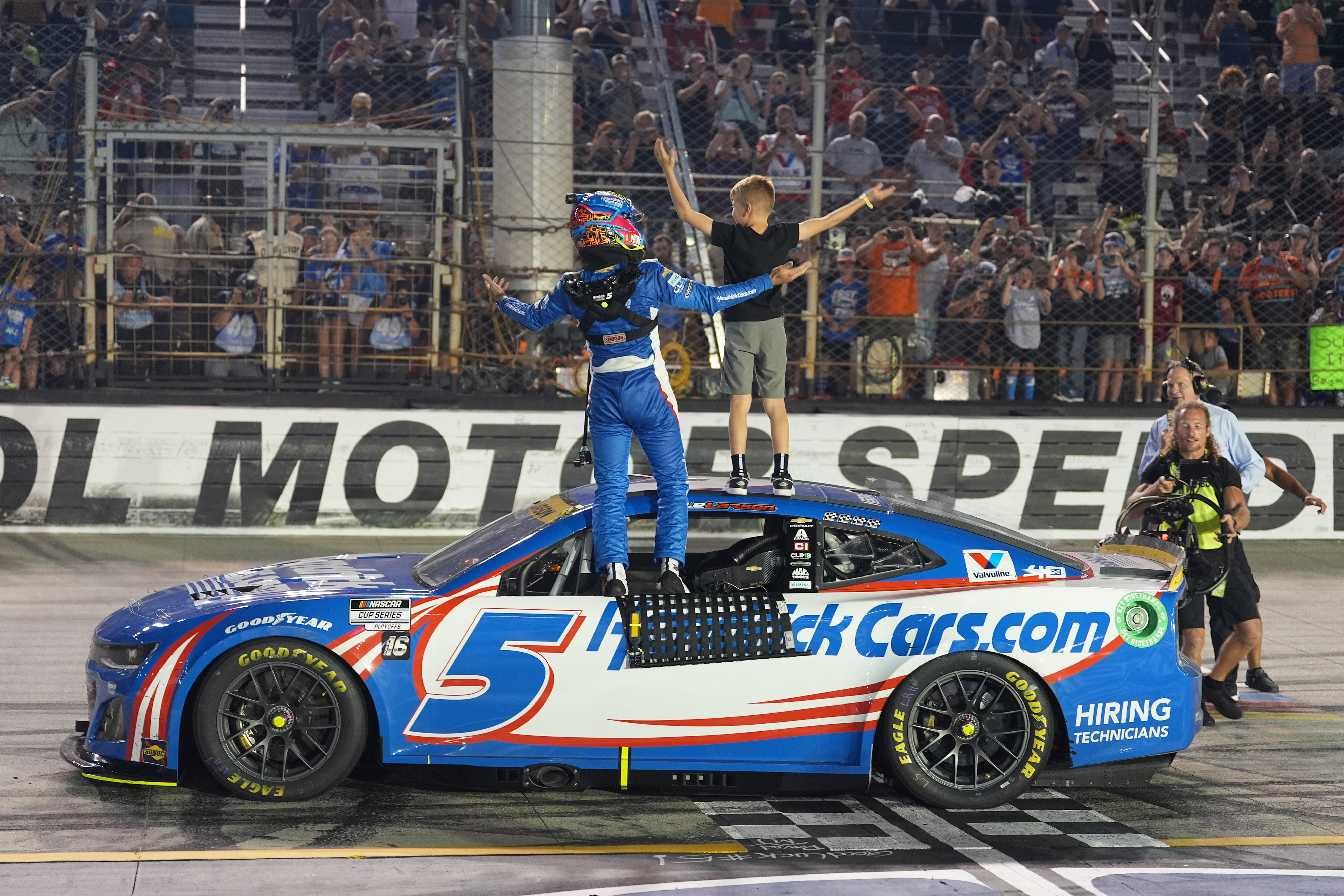 Kyle Larson celebrates with his son Owen after winning the Bass Pro Shops Night Race at Bristol Motor Speedway (Source: Imagn)