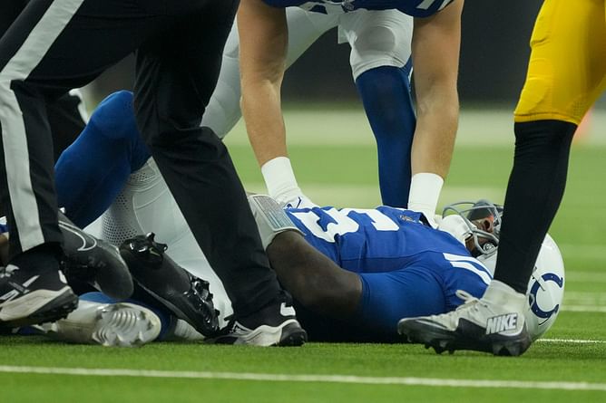 What happened to Anthony Richardson? Colts QB heads to locker room vs Steelers