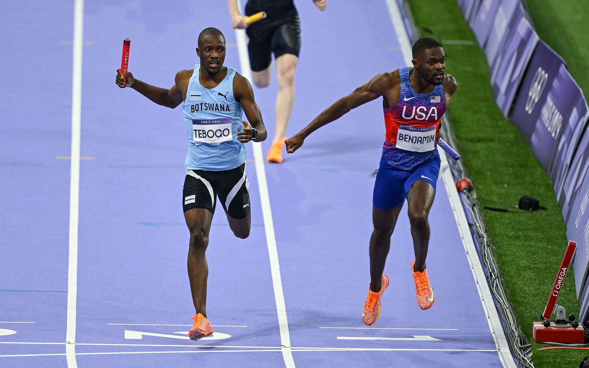 Paris 2024 Olympic Games - Letsile Tebogo (L) runs in the 4x400m relay finals (Source: Getty)