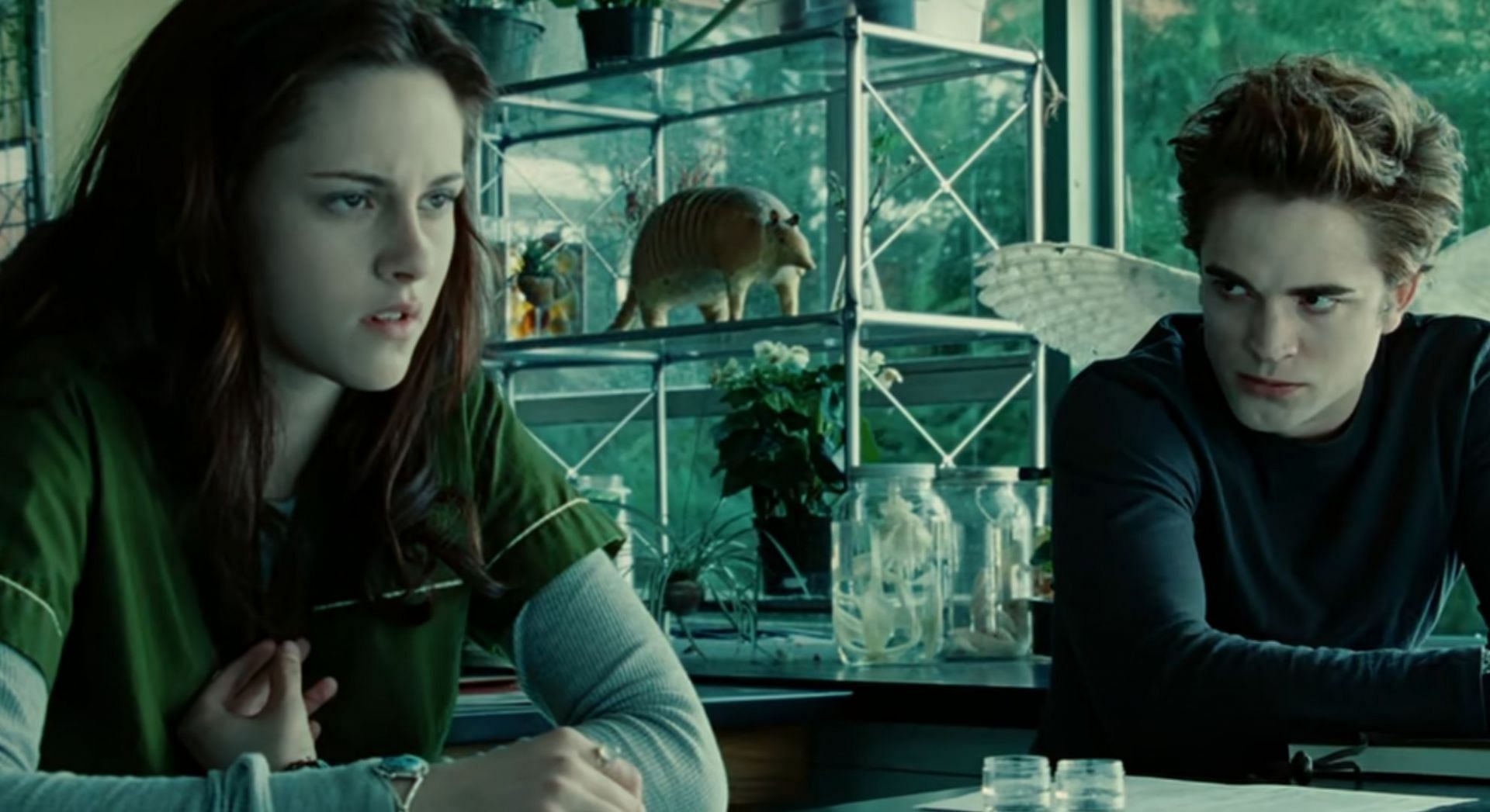 Bella and Edward in Twilight (Image via Netflix)