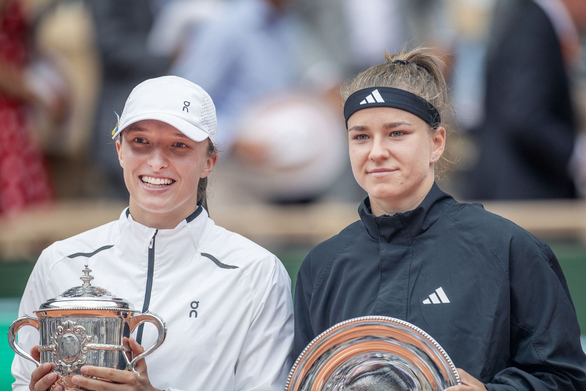 Iga Swiatek (L) and Karolina Muchova (R) during the 2023 French Open women&#039;s singles trophy presentation ceremony (Source: Getty)